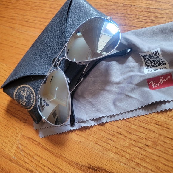 Ray-Ban Aviator Polarized Sunglasses with Case - Picture 3 of 5